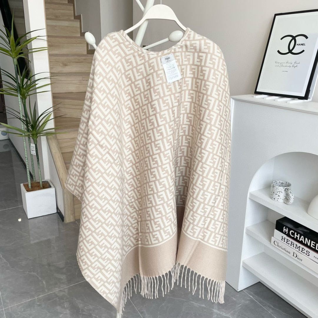 ✨✨爆款来了新款免代购❗️极品‼️重磅最新经典FF字母元素羊毛斗篷，大极品‼️F主打的斗篷，专柜也是刚上