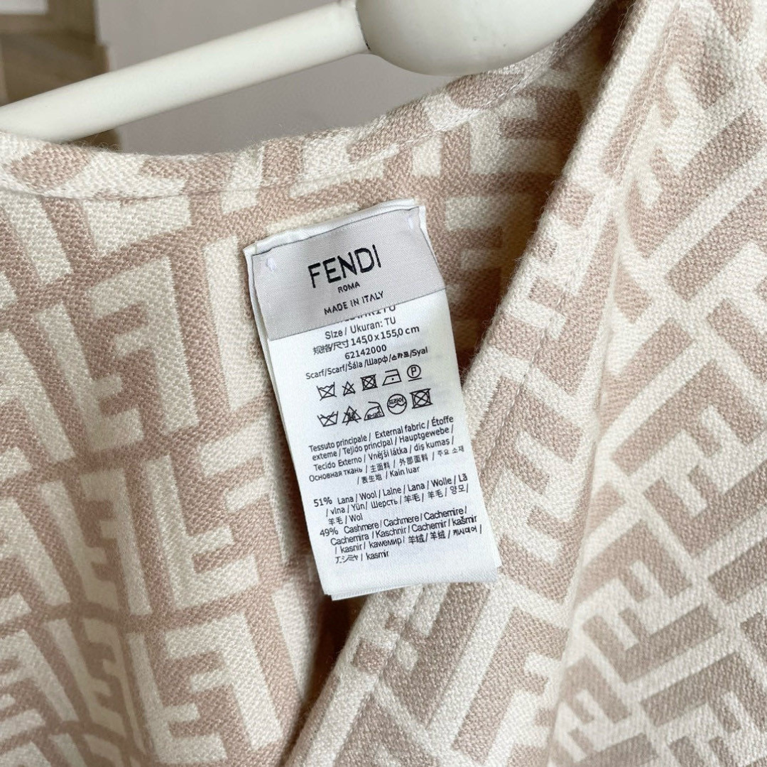 ✨✨爆款来了新款免代购❗️极品‼️重磅最新经典FF字母元素羊毛斗篷，大极品‼️F主打的斗篷，专柜也是刚上