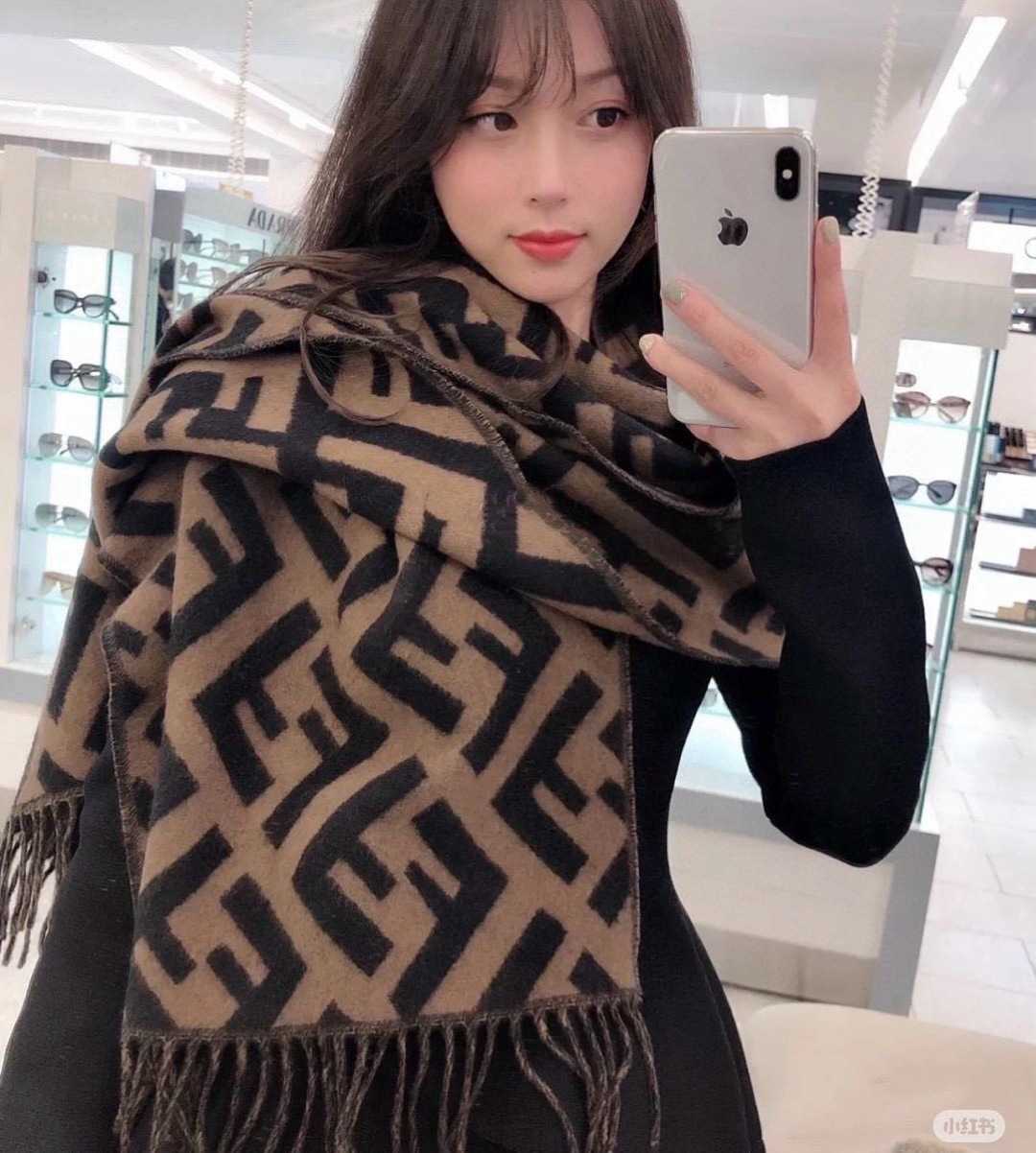 NO:663190,Fendi is the most popular presbyopic FF element style that can bring out the sense of luxury this year. The fashionable lady recommends ~ Fendi cashmere scarf ~ It really looks good with clothes. This color is also very suitable for daily wear. The fabric is soft and the quality is great. There are many pages of information about this scarf on the main label ~ The details are great. It can be matched with all kinds of fashionable clothing in any size. Goddess must recommend 45*170cm cashmere scarf, high version scarf, high version scarf, fendi, fendi19860909芬迪 最能碰撞出高级感今年最流行的老花FF元素风格,时髦小姐姐推荐~Fendi 羊绒围巾~搭配服饰真的非常好看 ,这个色也是非常适合日搭的配色面料柔软,质量很赞,主标上很很多页此款围巾的信息~细节很棒随便围围就很大牌时髦范搭配各类服饰都能驾驭~女神必入推荐45*170cm羊绒围巾尺寸高版本围巾,高版本围巾,fendi,fendi,scarf