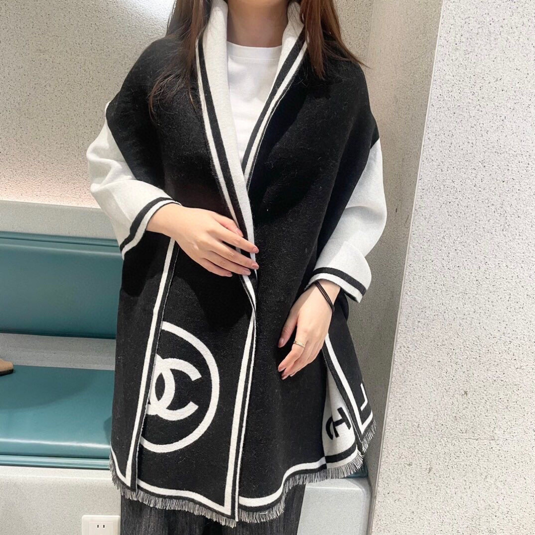 NO:663197,Chanel black and white symmetrical double-sided shawl, black and white super classic color scheme, simple and attractive style, 98 cashmere 2 wool, soft and warm to the touch, you will feel safe when you wrap it in winter, large size 195*65CM, can be used as a scarf, shawl, and also as a portable blanket. High version scarf, high version scarf, chanel, shawls19860909香奈儿黑白对称双面大披肩 黑白超级经典配色 款式简单耐看 98羊绒2羊毛 手感柔软且温暖 冬天裹上它就很有安全感 大尺寸195*65CM 可以当围巾 披肩 还能当随身毯高版本围巾,高版本围巾,chanel,shawls,scarf
