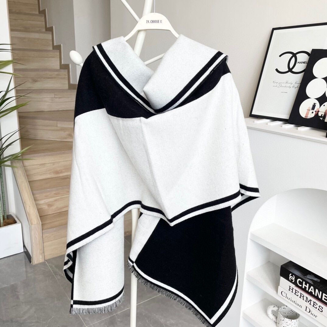 𝐂𝐇𝐀𝐍𝐄𝐋 香奈儿黑白对称双面大披肩 黑白超级经典配色 款式简单耐看 98%羊绒2%羊毛 手感柔软且温