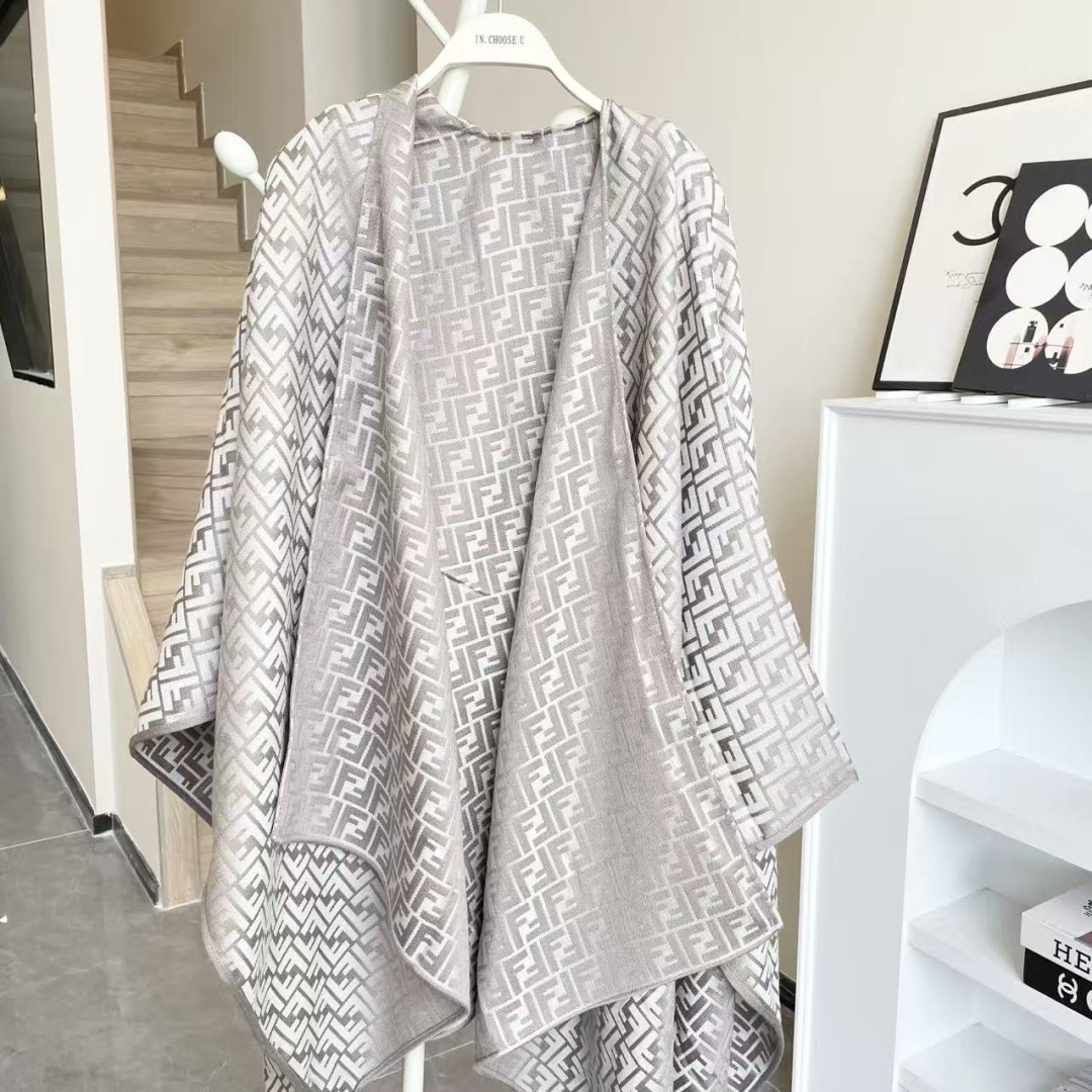 ✨✨爆款来了新款免代购❗️极品‼️重磅最新经典FF字母元素羊毛斗篷，大极品‼️F主打的斗篷，专柜也是刚上