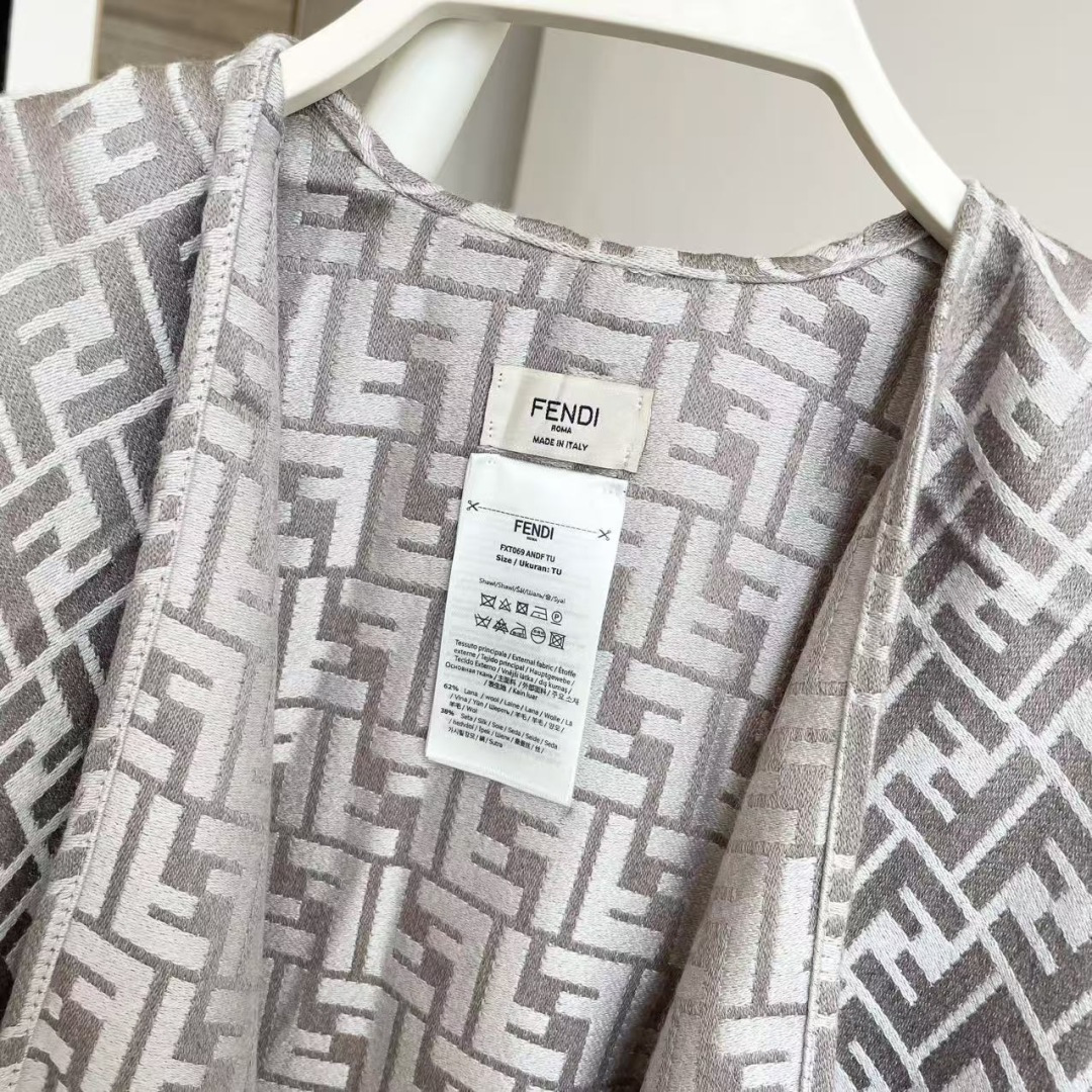 ✨✨爆款来了新款免代购❗️极品‼️重磅最新经典FF字母元素羊毛斗篷，大极品‼️F主打的斗篷，专柜也是刚上