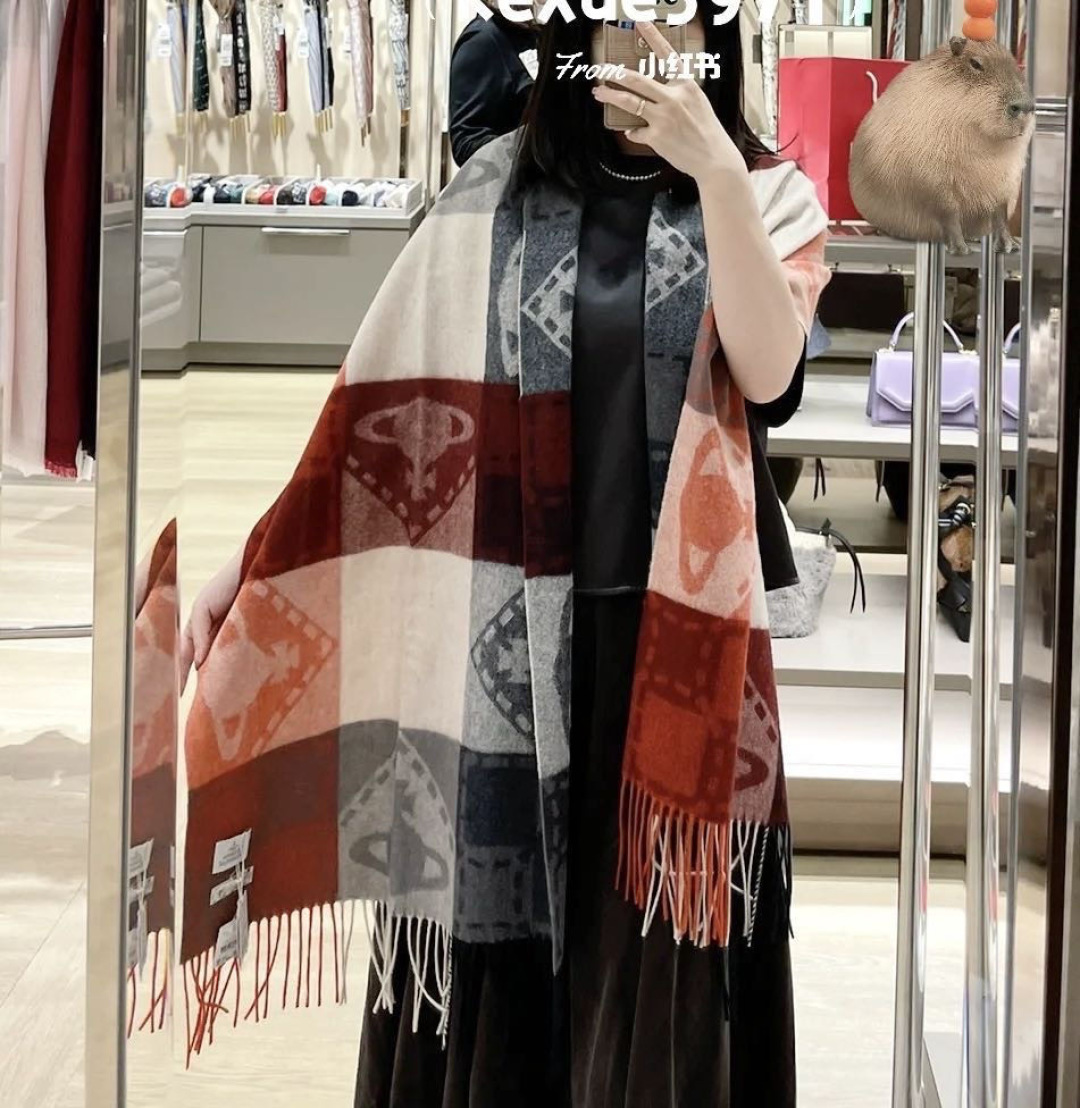 NO:663209,Classic large saturn scarf vivienne westwood saturn british fashion designer, the mother of punk fashion!  Fashionable style, strong quality, super beautiful design!  Simple and elegant, with exquisite embroidered logo, you don’t have to worry about it not looking good, because it has classic elements and a modern new design!  The perfect choice for gifting, fully showing your personality. The quality of the jewelry is very high. It gives people a big-name aura and is very delicate at the same time. It can elevate the whole person to several levels. It is definitely worth buying. Size 50*180 high version scarf, high version scarf19860909经典大土星围巾 vivienne westwood西太后土星 英国时装设计师,时装的朋克之母！时尚潮流风格,品质强大,超美的设计！简约大气刺绣Logo精致这个款不用担心不好看,因为经典的元素洋气的新设计！赠礼的完美之选,充分展现个性风范.品质非常整个首饰给人大牌气场的同时又非常精致,让整个人的层次提升好几个level绝对值得入手 尺寸50*180高版本围巾,高版本围巾,scarf