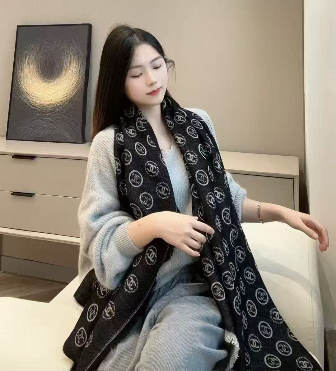 NO:663203,25 'Seal Long Scarf' Black Gray Size164x70cm 91 Cashmere 9 Silk  A classic, the details and materials all highlight the luxurious texture. The double-C jacquard design with full logo is exquisite, highlighting Chanel's consistent exquisite aesthetics. The neutral and high-end color is black and gray, versatile and not picky, and the light texture is not heavy for daily layering. It can be used as a shawl, paired with coats, suits or sweaters. Atmospheric fashion items high version scarf, high version scarf, chanel, sweaters, business suit, real silk, shawls1986090925《印章长巾》黑灰色 Size164x70cm 91羊绒 9真丝 经典之作,细节和材质都彰显奢华质感.满Logo双C提花设计工艺细腻,凸显Chanel一贯的精致美学.黑灰色调中性高级色,百搭不挑人,轻薄质感日常叠搭不显厚重.可作为披肩,搭配大衣、西装或毛衣.氛围感时尚单品高版本围巾,高版本围巾,chanel,sweaters,business suit,real silk,shawls,scarf