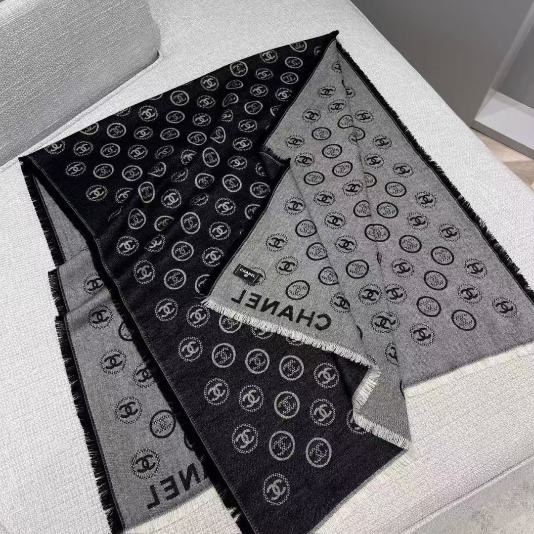 𝑪𝒉𝒂𝒏𝒆𝒍 • 25𝐒《印章长巾》黑灰色Size：164x70cm 91%羊绒 9%真丝经典之作，细节
