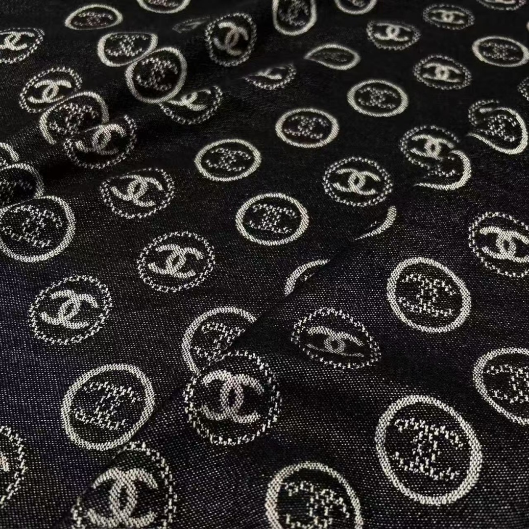 𝑪𝒉𝒂𝒏𝒆𝒍 • 25𝐒《印章长巾》黑灰色Size：164x70cm 91%羊绒 9%真丝经典之作，细节