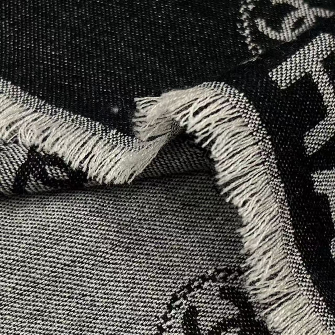 𝑪𝒉𝒂𝒏𝒆𝒍 • 25𝐒《印章长巾》黑灰色Size：164x70cm 91%羊绒 9%真丝经典之作，细节