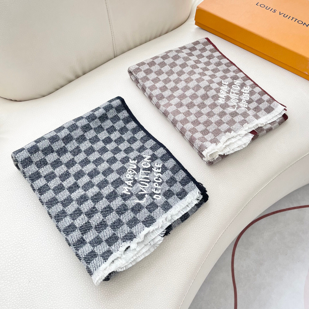 LV 最新款围巾，男女士的福利 超温柔洋气的双面设计！！】感觉这个比以往的设计都更显年轻更显温柔更气质有
