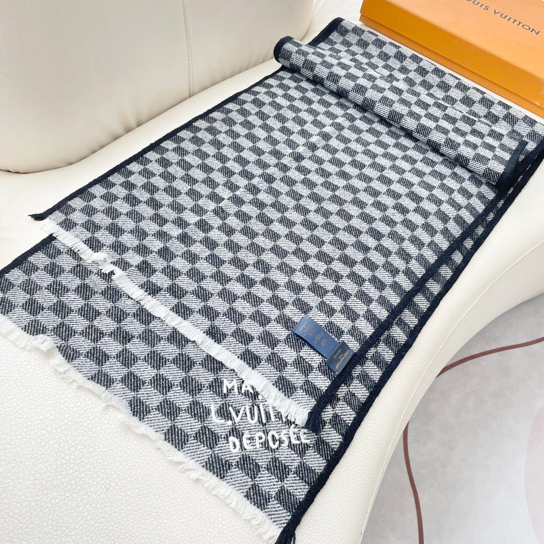 LV 最新款围巾，男女士的福利 超温柔洋气的双面设计！！】感觉这个比以往的设计都更显年轻更显温柔更气质有