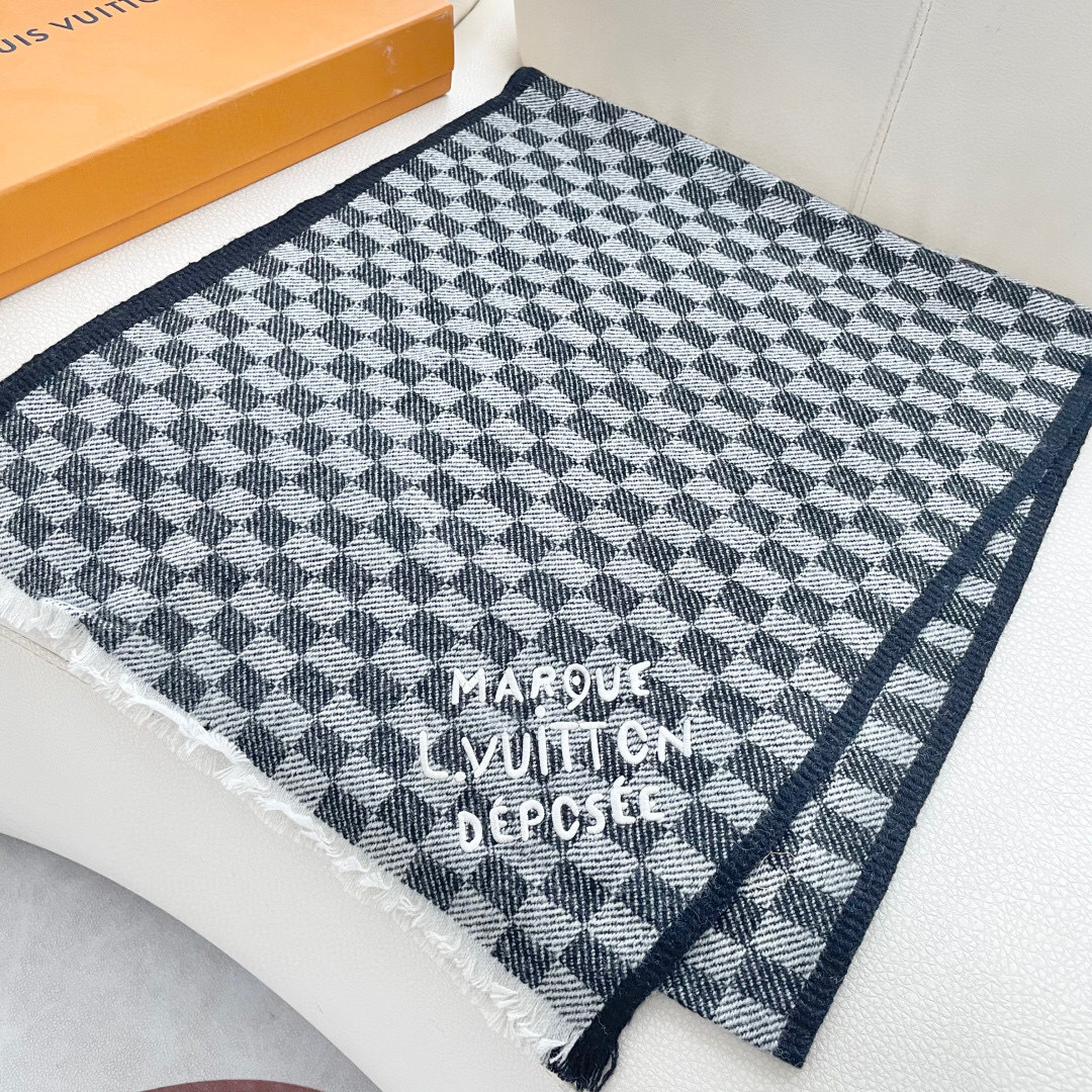 LV 最新款围巾，男女士的福利 超温柔洋气的双面设计！！】感觉这个比以往的设计都更显年轻更显温柔更气质有