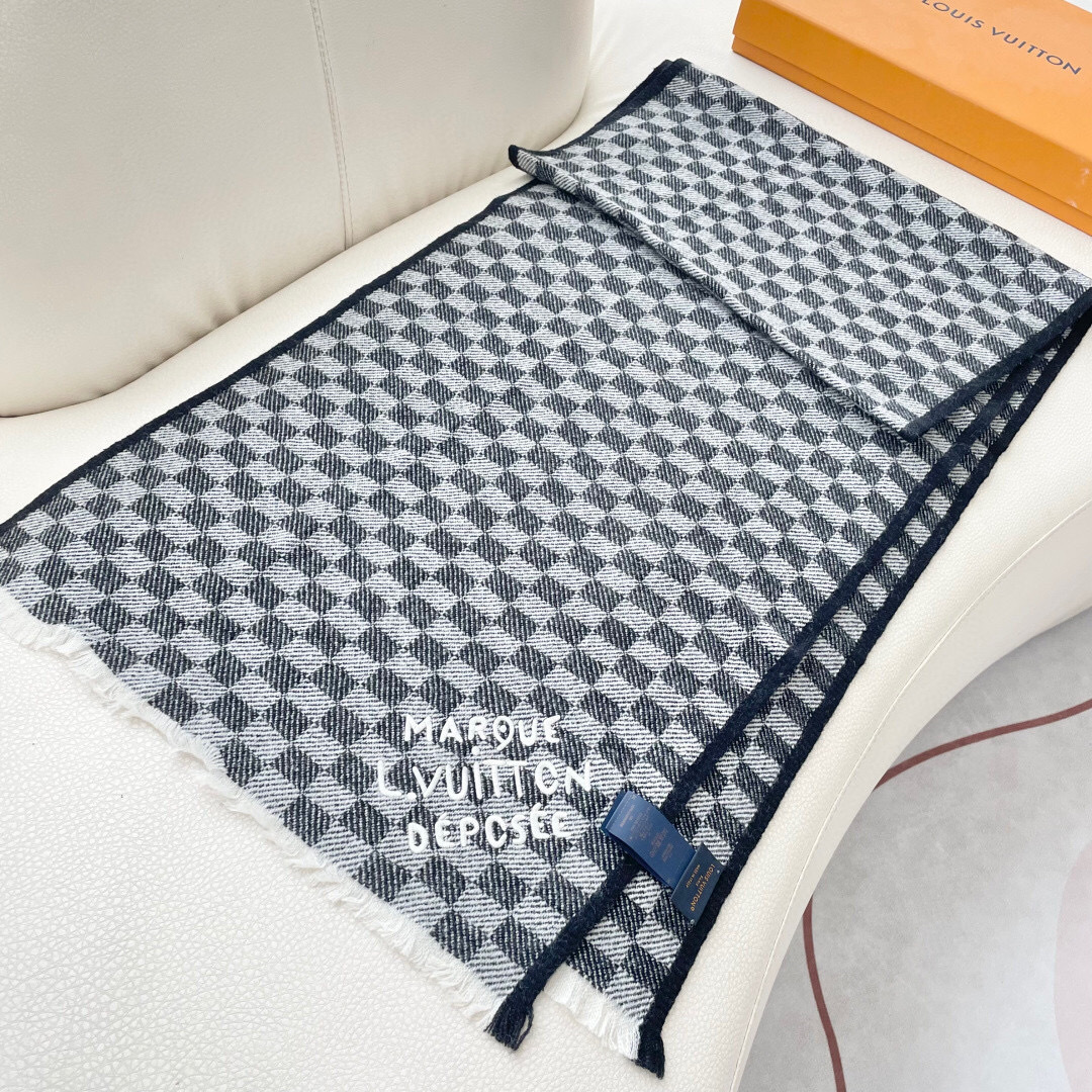 LV 最新款围巾，男女士的福利 超温柔洋气的双面设计！！】感觉这个比以往的设计都更显年轻更显温柔更气质有