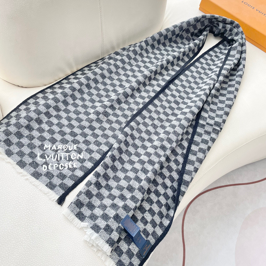 LV 最新款围巾，男女士的福利 超温柔洋气的双面设计！！】感觉这个比以往的设计都更显年轻更显温柔更气质有