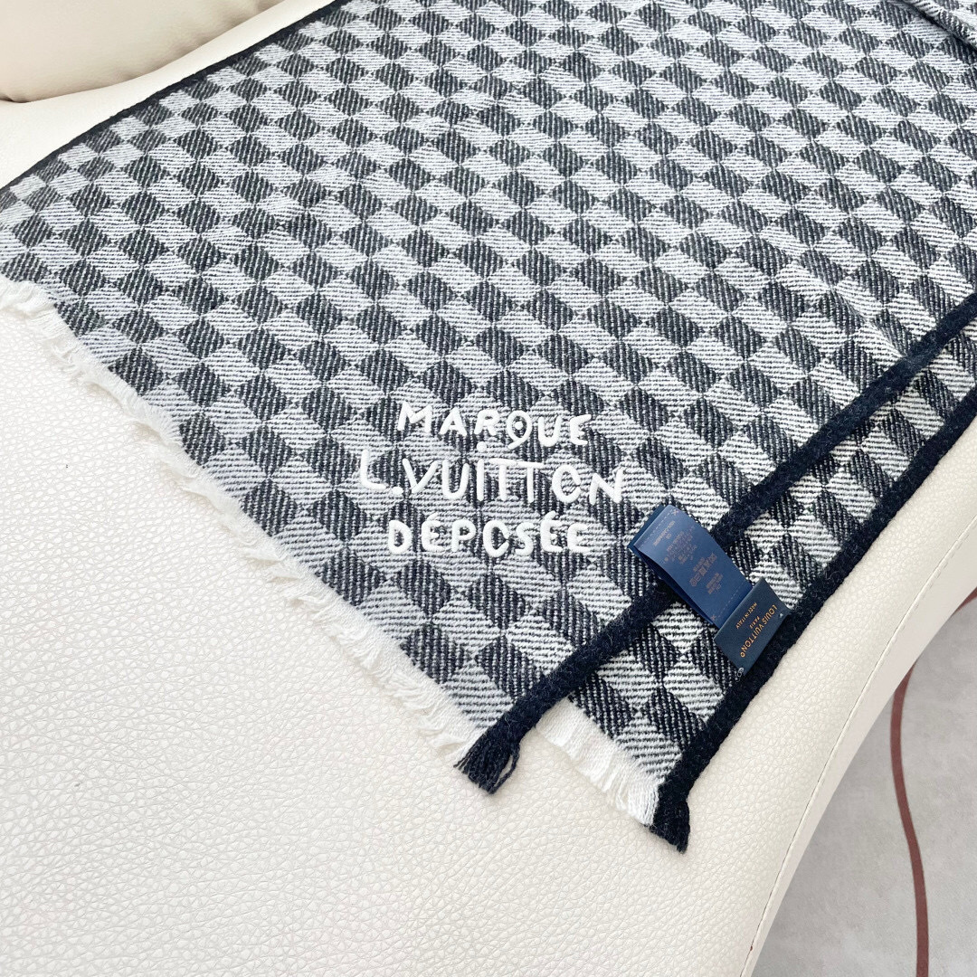 LV 最新款围巾，男女士的福利 超温柔洋气的双面设计！！】感觉这个比以往的设计都更显年轻更显温柔更气质有