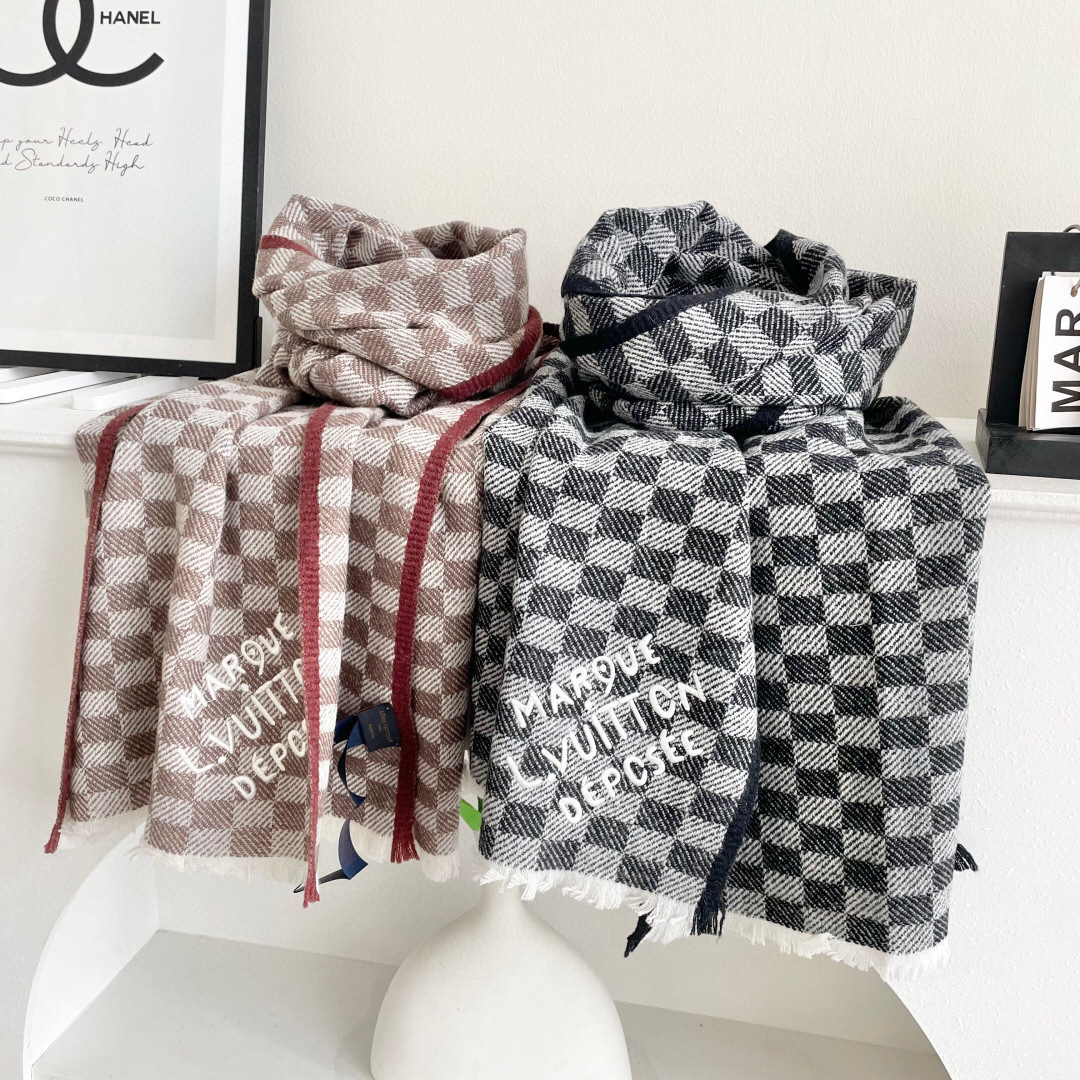 LV 最新款围巾，男女士的福利 超温柔洋气的双面设计！！】感觉这个比以往的设计都更显年轻更显温柔更气质有