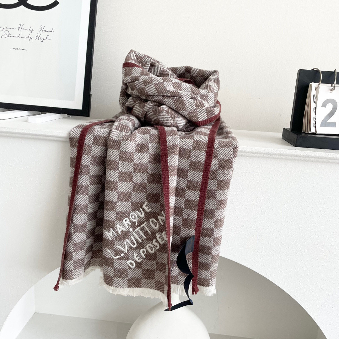 LV 最新款围巾，男女士的福利 超温柔洋气的双面设计！！】感觉这个比以往的设计都更显年轻更显温柔更气质有