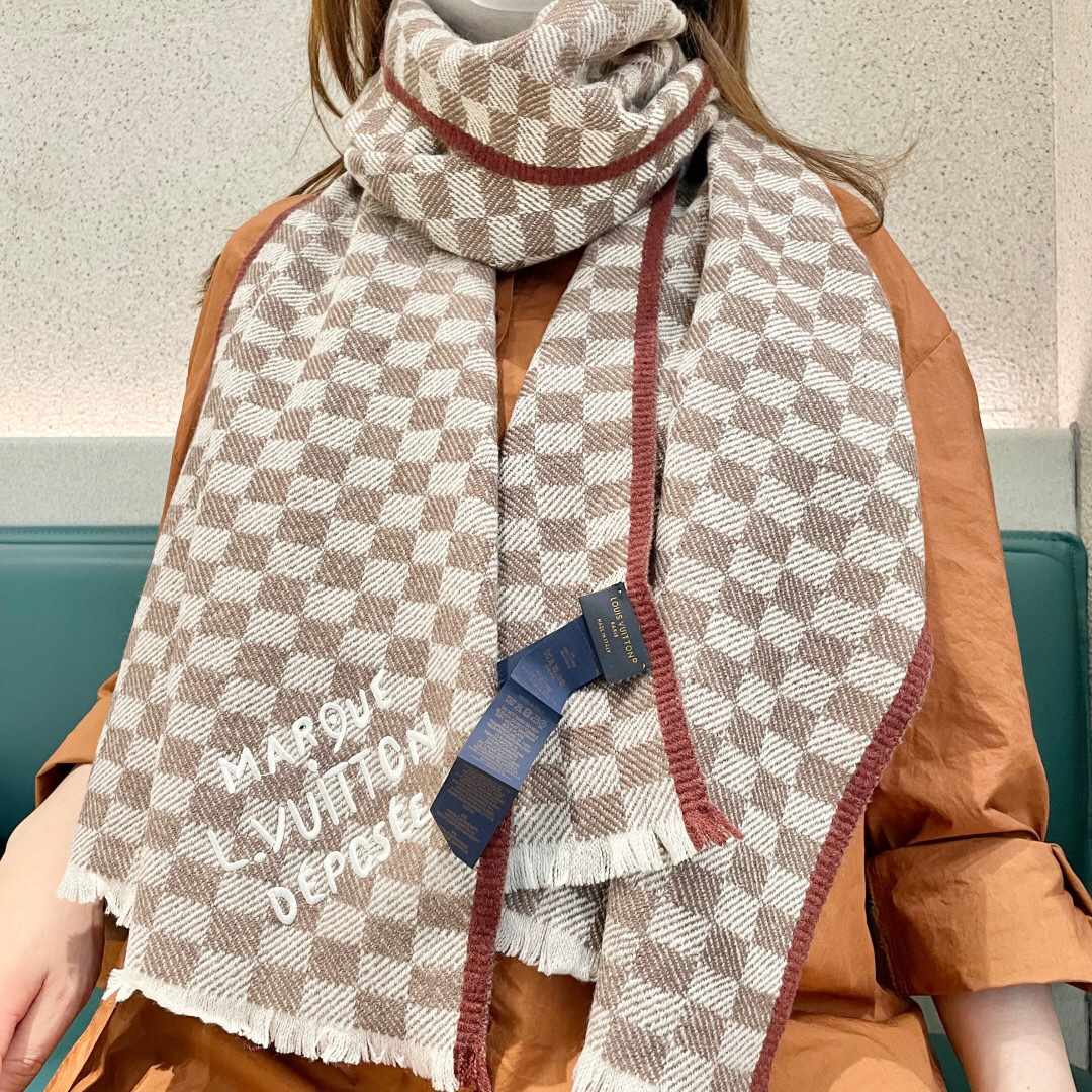 NO:663212,LV's latest scarf, a benefit for men and women, super gentle and stylish double-sided design!  !  】I feel that this design looks younger, gentler and more elegant than the previous designs!  !  It feels like she can match 10,000 tops. The double-sided scarf design has a contrasting jacquard pattern. It is a real daily fashion style. The size is 48*190, and it is super awesome to play with various tie methods!  !  It looks super slim, high-end and fashionable. The main thing is that it is well designed and has a special texture. In addition, with such a thin thickness and a moderate upper body, it can be very stylish!  It is a scarf with a high utilization rate. High version scarf, high version scarf, louis vuitton19860909LV 最新款围巾,男女士的福利 超温柔洋气的双面设计！！】感觉这个比以往的设计都更显年轻更显温柔更气质有木有！！感觉她能与一万件上衣匹配在一起,双面围巾设计 反差感提花图案,实实在在的日常时髦款 48*190的尺寸,超级无敌赞的任意玩转各种系法！！超级显瘦高级显时髦,主要还是设计好,特别显质感,加上这样的薄厚度适中上身可以很有型！是利用率相当高的一款围巾高版本围巾,高版本围巾,louis vuitton,scarf