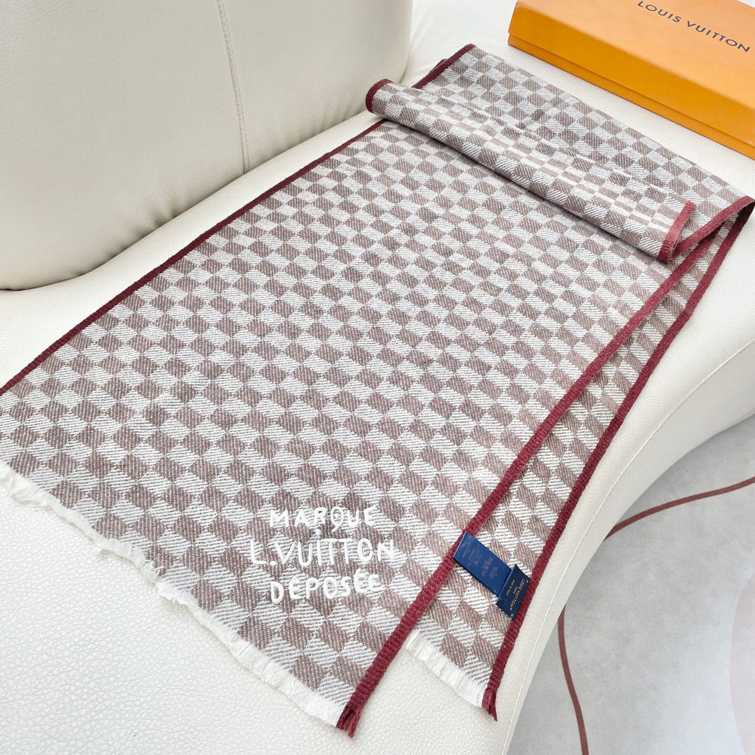 LV 最新款围巾，男女士的福利 超温柔洋气的双面设计！！】感觉这个比以往的设计都更显年轻更显温柔更气质有