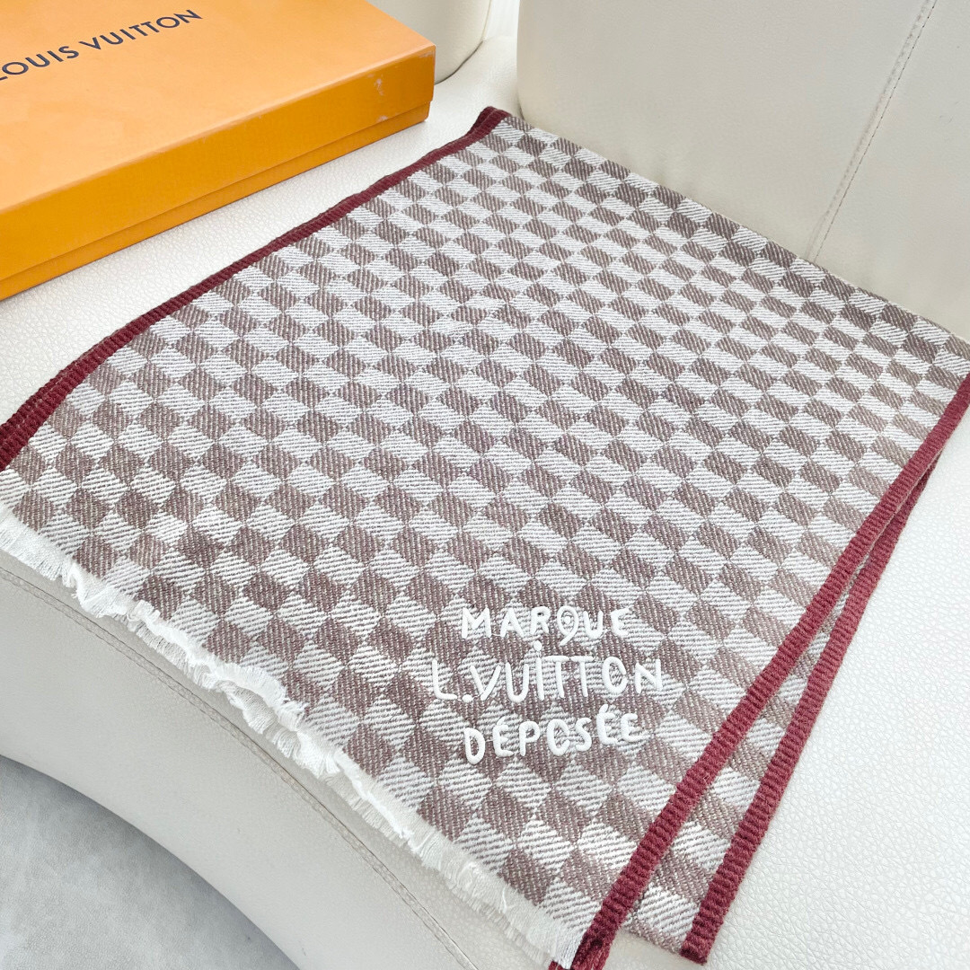 LV 最新款围巾，男女士的福利 超温柔洋气的双面设计！！】感觉这个比以往的设计都更显年轻更显温柔更气质有