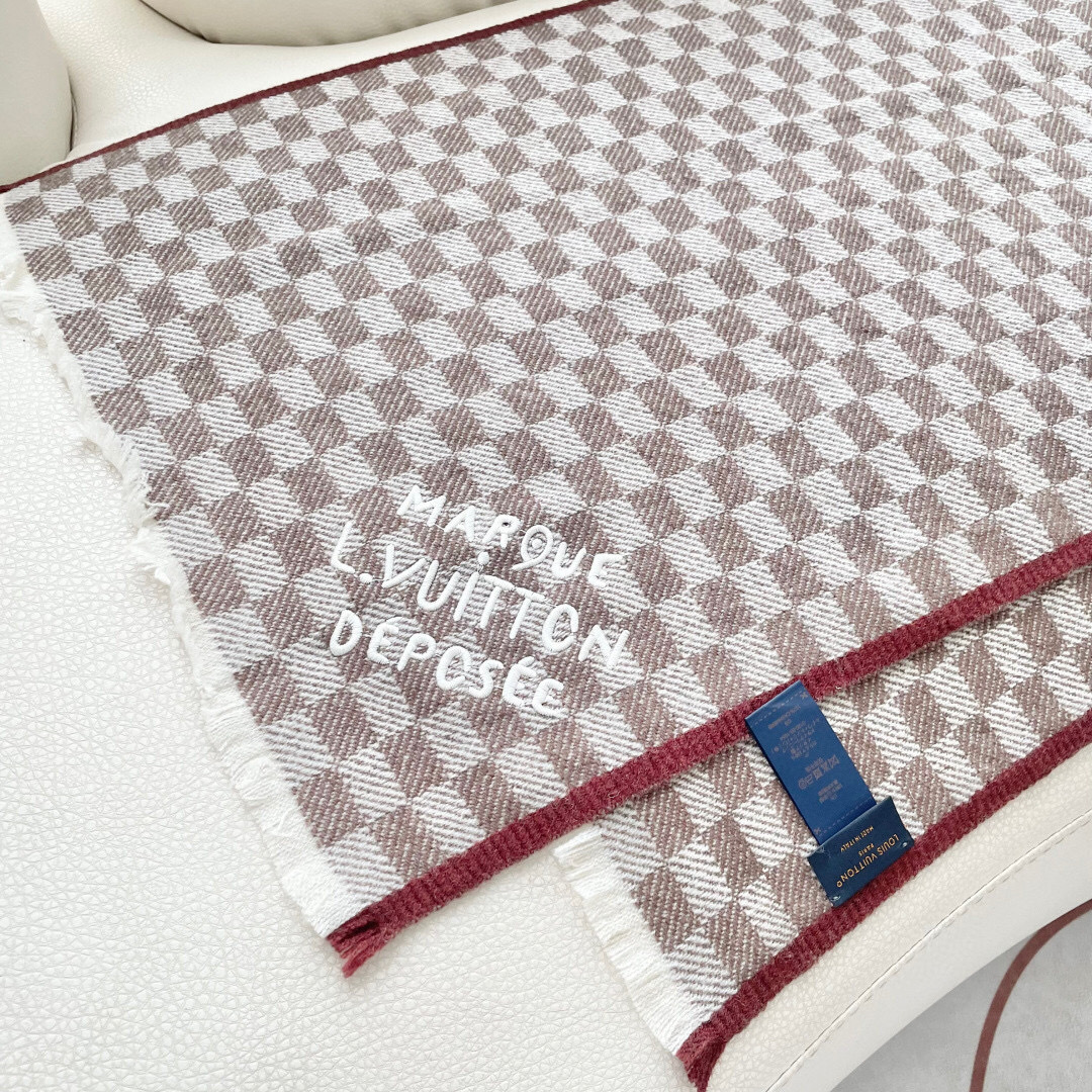 LV 最新款围巾，男女士的福利 超温柔洋气的双面设计！！】感觉这个比以往的设计都更显年轻更显温柔更气质有