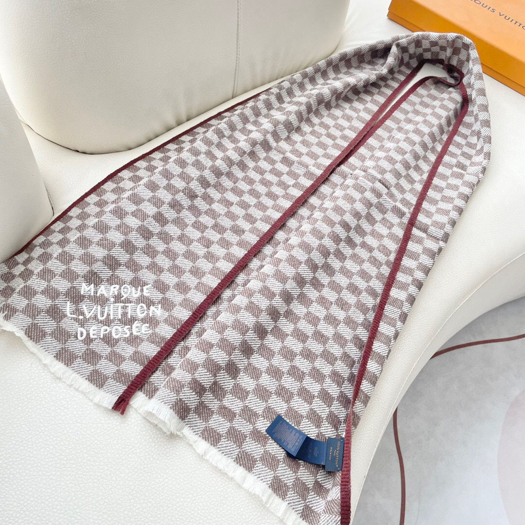 LV 最新款围巾，男女士的福利 超温柔洋气的双面设计！！】感觉这个比以往的设计都更显年轻更显温柔更气质有