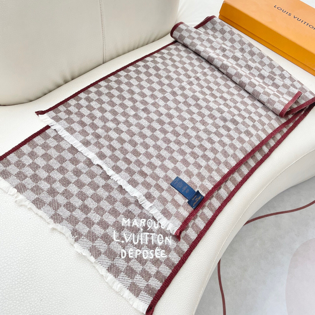 LV 最新款围巾，男女士的福利 超温柔洋气的双面设计！！】感觉这个比以往的设计都更显年轻更显温柔更气质有