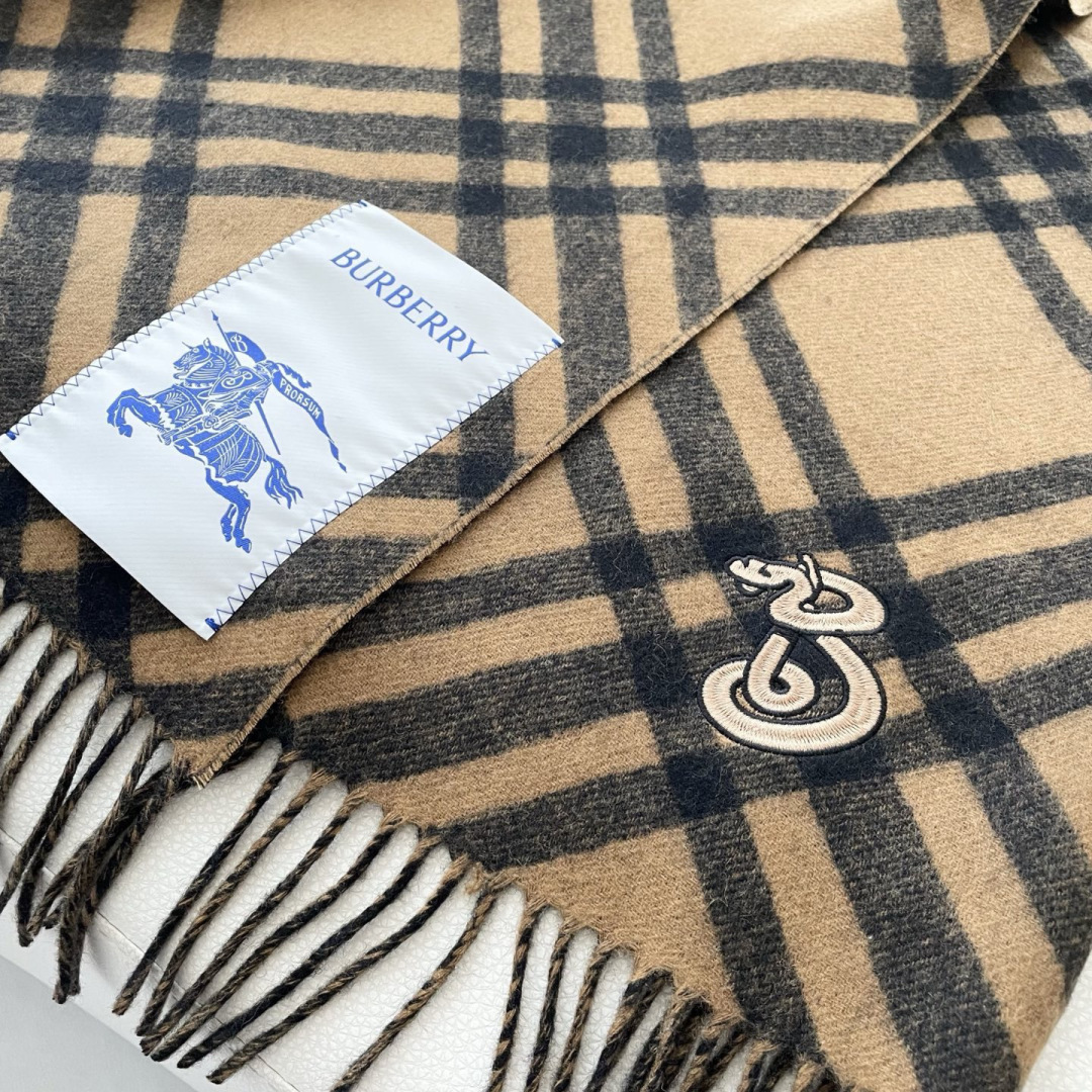 2025蛇年爆款到！ 🆕Burberry · 巴宝莉格子围巾❗️好看的要疯掉了，太有型太有魅力了❗️❗️