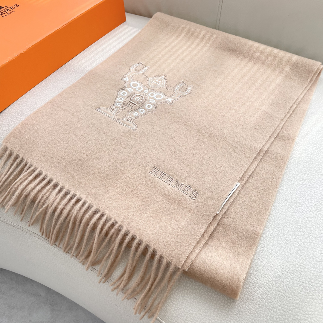 上新2025爱马仕男女款围巾且买且珍惜😍~都是出口订单所以比较难遇❤️东西讲究少而精😍好看的一定要收😎这