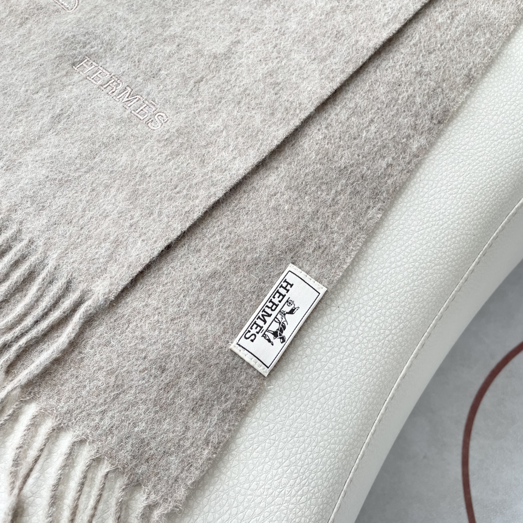 上新2025爱马仕男女款围巾且买且珍惜😍~都是出口订单所以比较难遇❤️东西讲究少而精😍好看的一定要收😎这