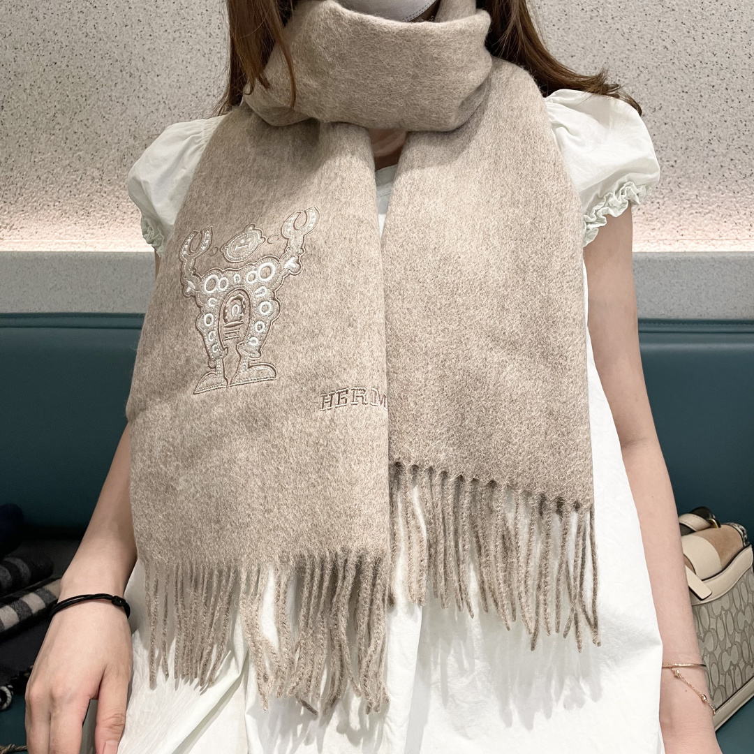 上新2025爱马仕男女款围巾且买且珍惜😍~都是出口订单所以比较难遇❤️东西讲究少而精😍好看的一定要收😎这