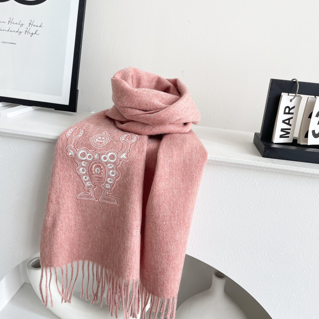 上新2025爱马仕男女款围巾且买且珍惜😍~都是出口订单所以比较难遇❤️东西讲究少而精😍好看的一定要收😎这