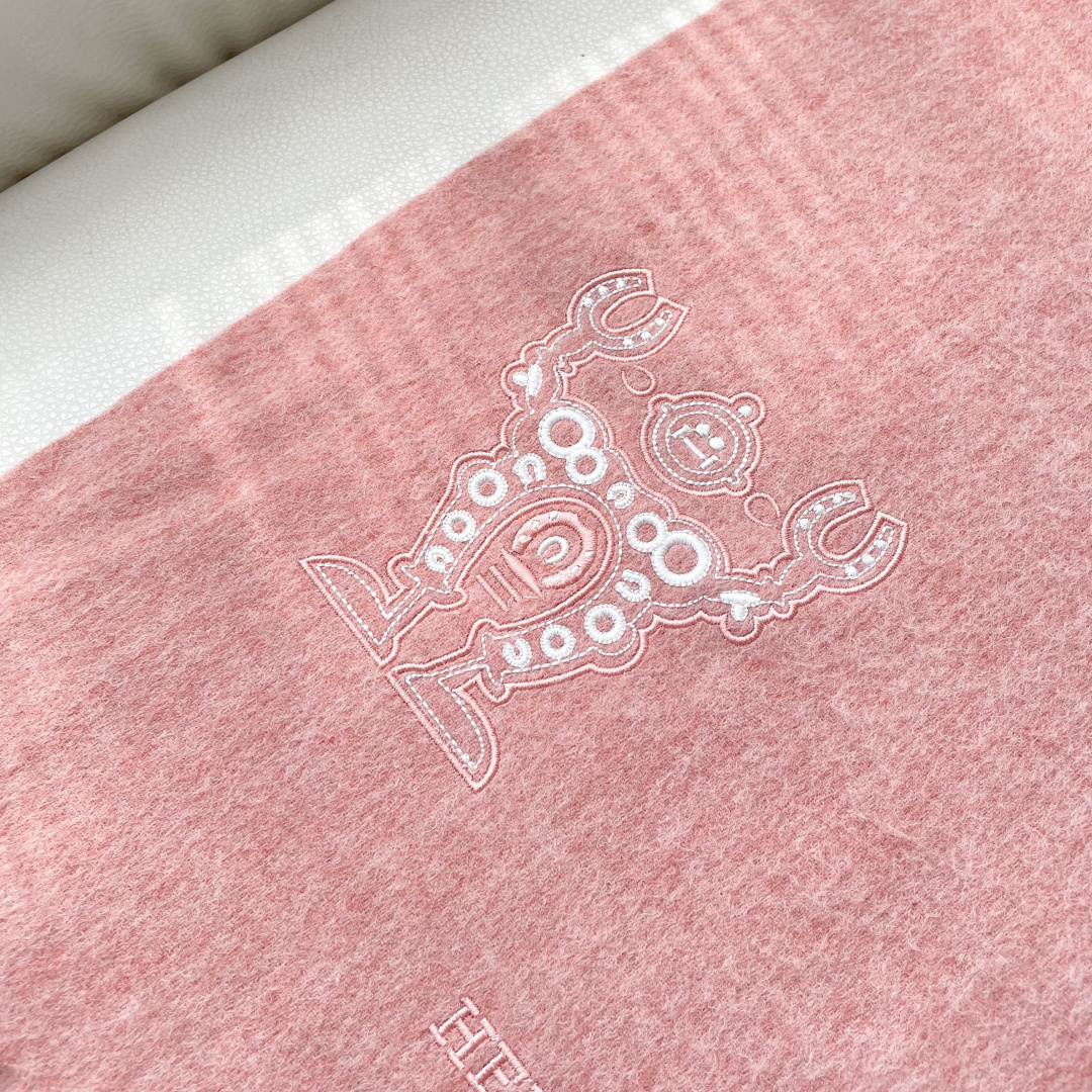 上新2025爱马仕男女款围巾且买且珍惜😍~都是出口订单所以比较难遇❤️东西讲究少而精😍好看的一定要收😎这