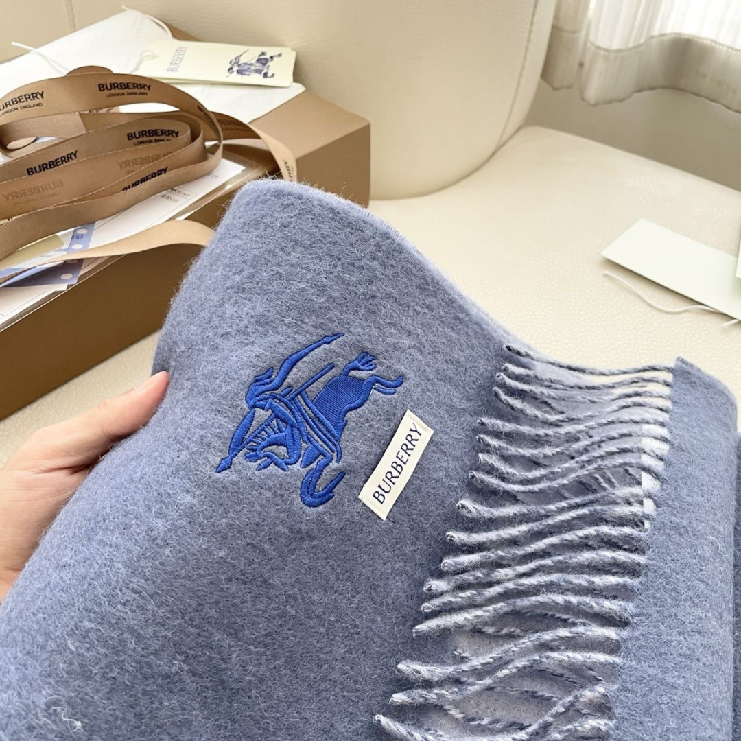 王牌口碑burberry深度水波纹经典羊绒格子围巾‼专柜最新品相，目前专柜都换上了新标👍经典中的经典.全
