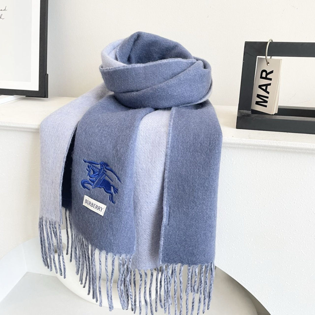王牌口碑burberry深度水波纹经典羊绒格子围巾‼专柜最新品相，目前专柜都换上了新标👍经典中的经典.全