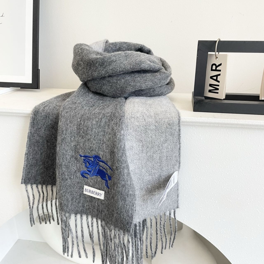 王牌口碑burberry深度水波纹经典羊绒格子围巾‼专柜最新品相，目前专柜都换上了新标👍经典中的经典.全