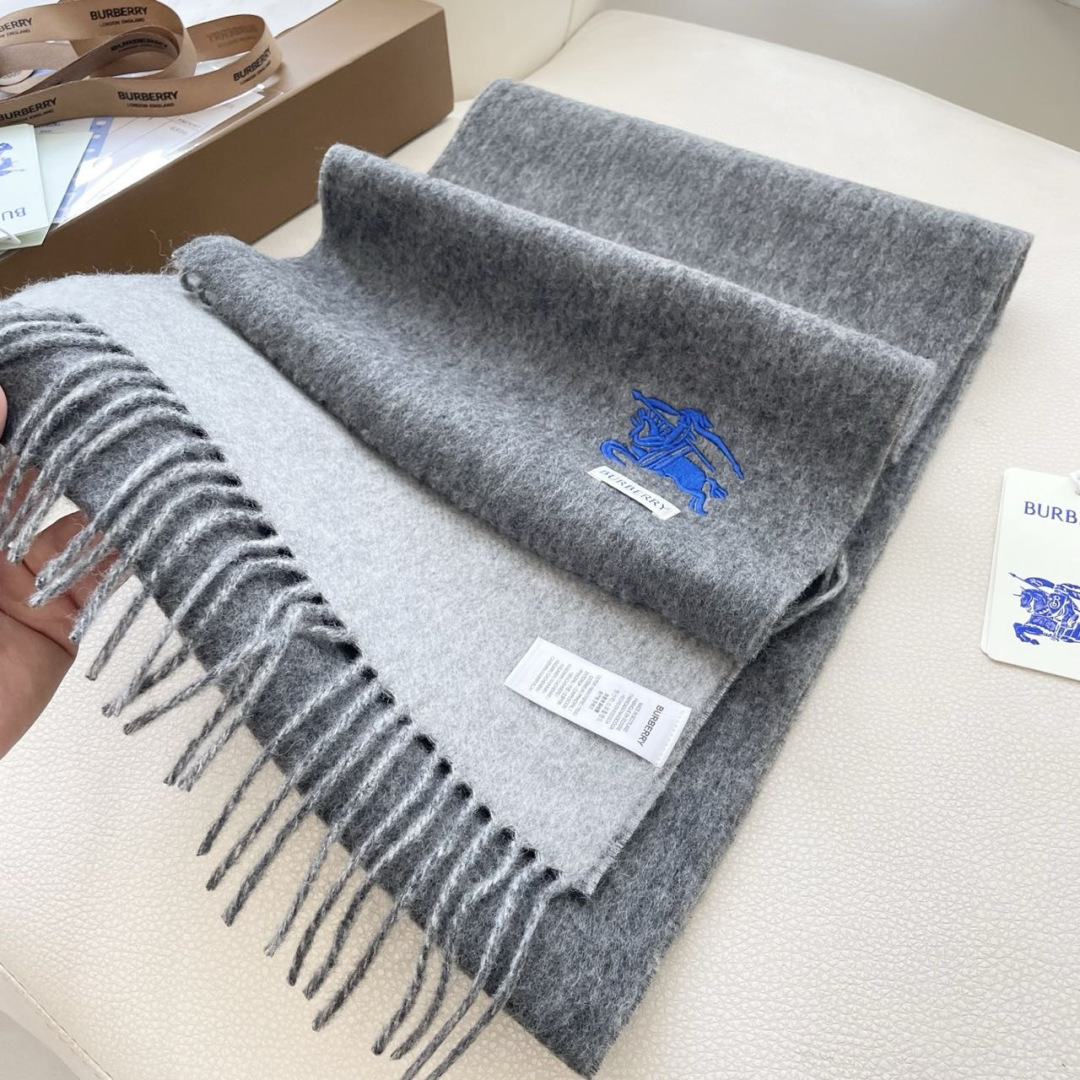 王牌口碑burberry深度水波纹经典羊绒格子围巾‼专柜最新品相，目前专柜都换上了新标👍经典中的经典.全