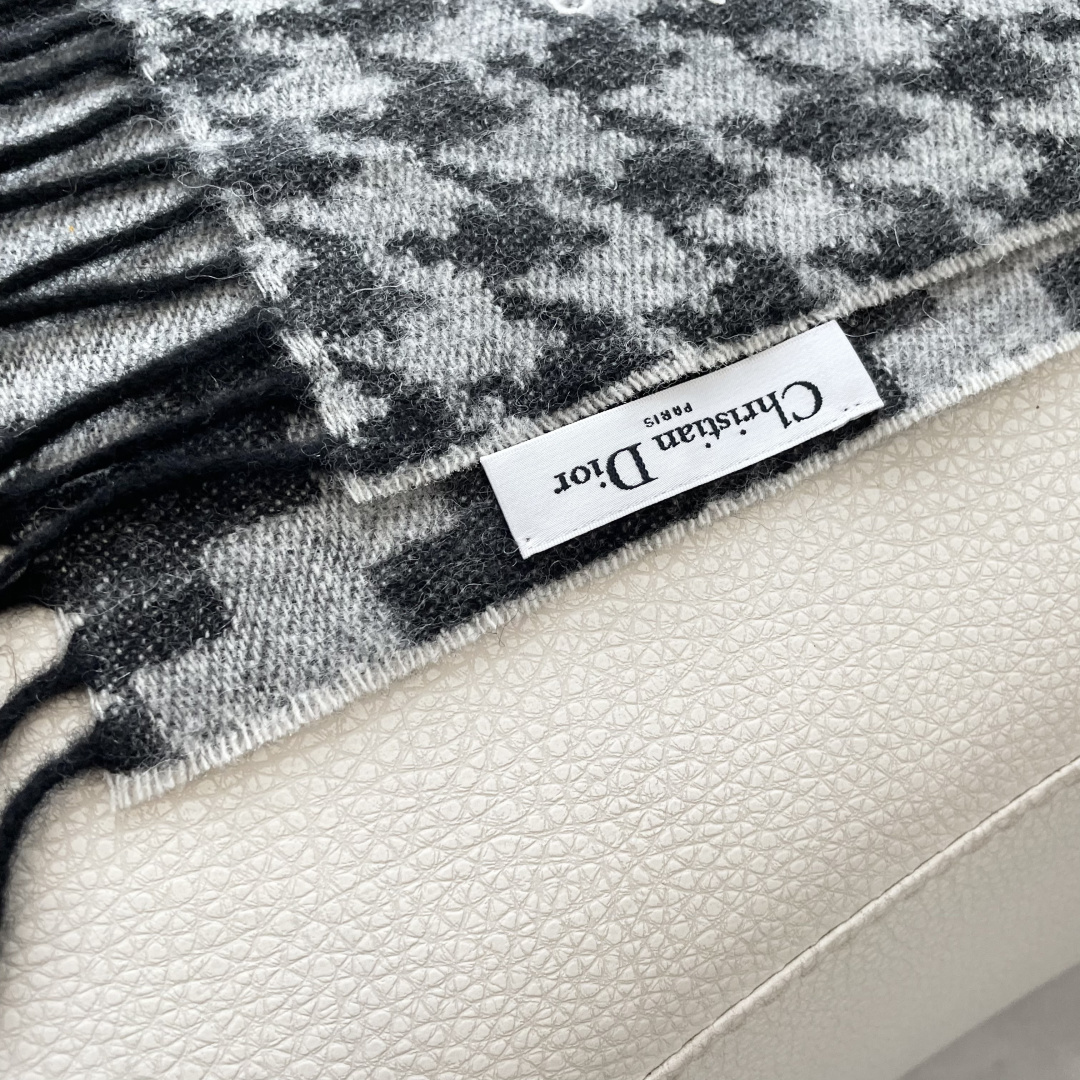 迪奥（Dior）明星同款dd围巾。经典款永远不会过时，而且超百搭。超级好看！！果断自留！精致散须 率真不