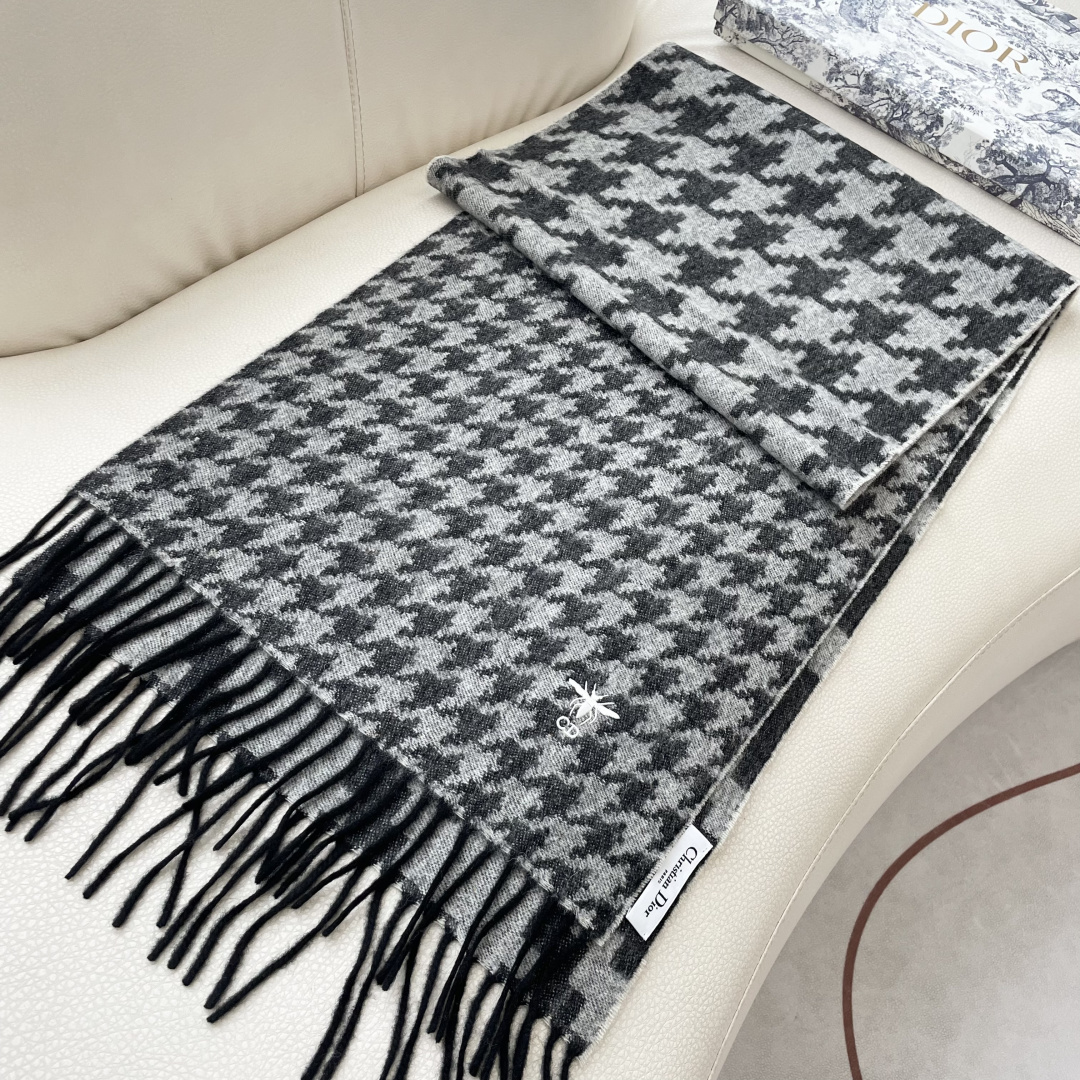 迪奥（Dior）明星同款dd围巾。经典款永远不会过时，而且超百搭。超级好看！！果断自留！精致散须 率真不