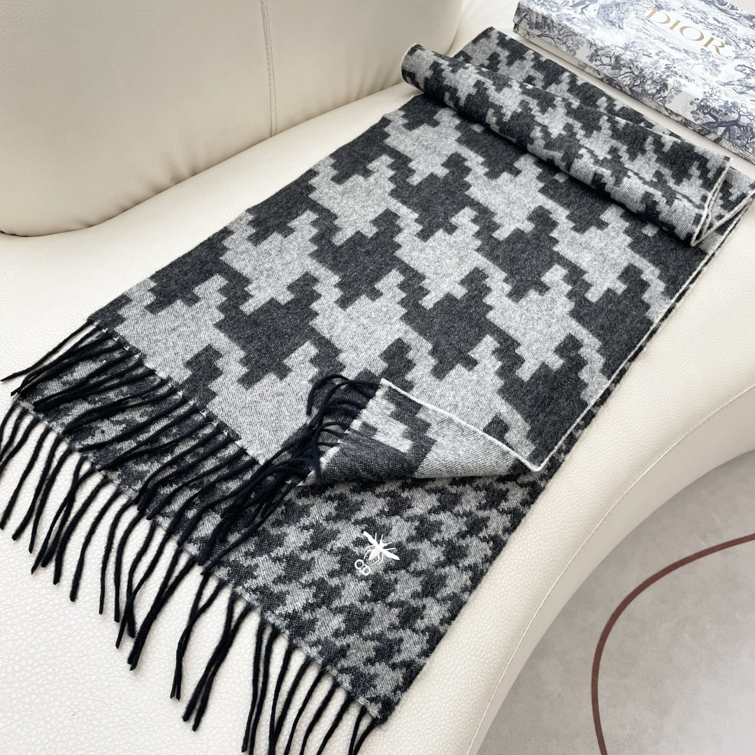 迪奥（Dior）明星同款dd围巾。经典款永远不会过时，而且超百搭。超级好看！！果断自留！精致散须 率真不