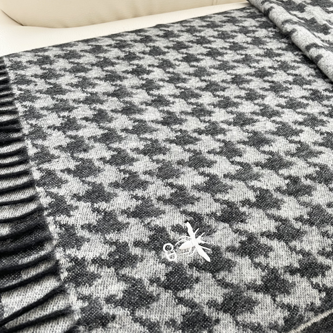 迪奥（Dior）明星同款dd围巾。经典款永远不会过时，而且超百搭。超级好看！！果断自留！精致散须 率真不