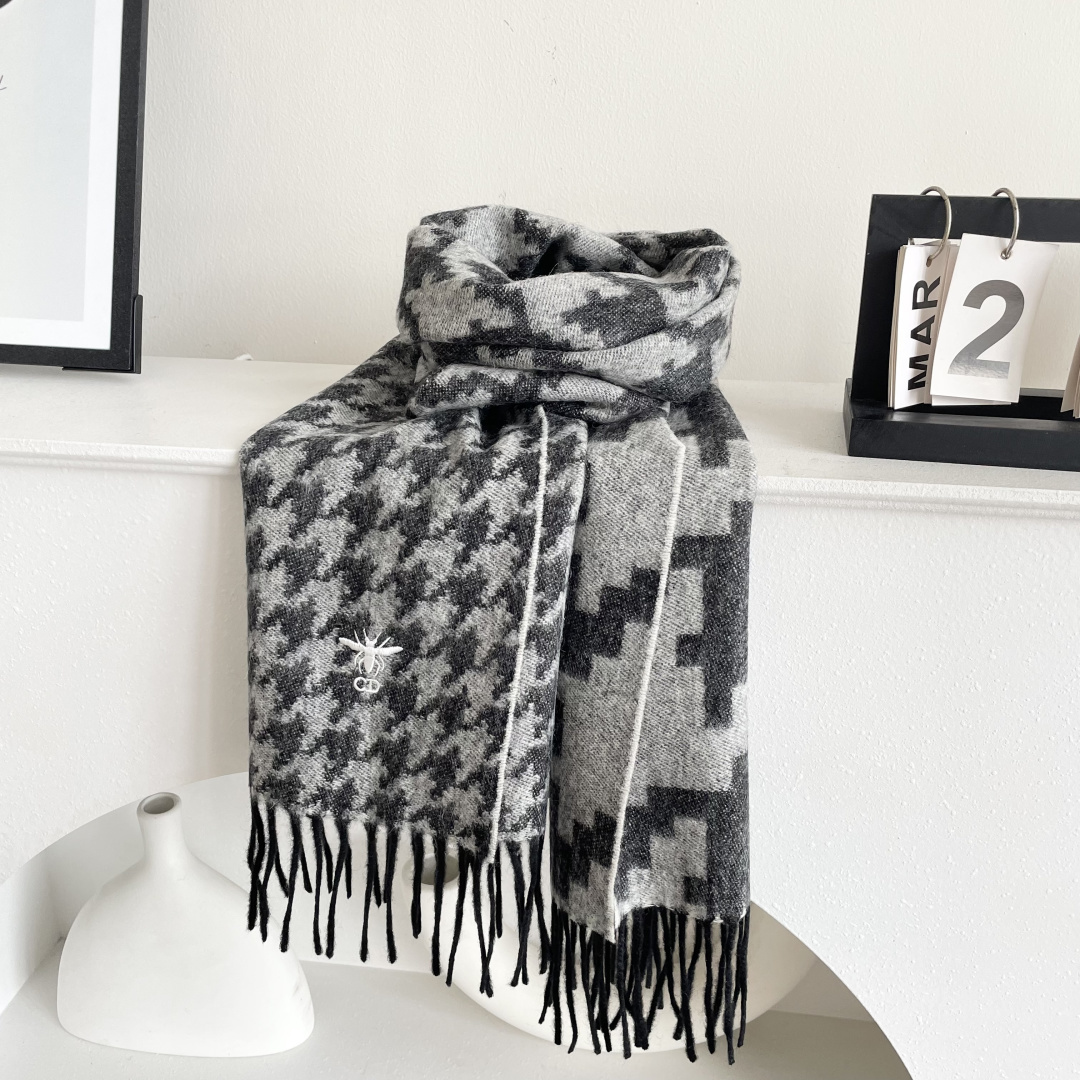 迪奥（Dior）明星同款dd围巾。经典款永远不会过时，而且超百搭。超级好看！！果断自留！精致散须 率真不