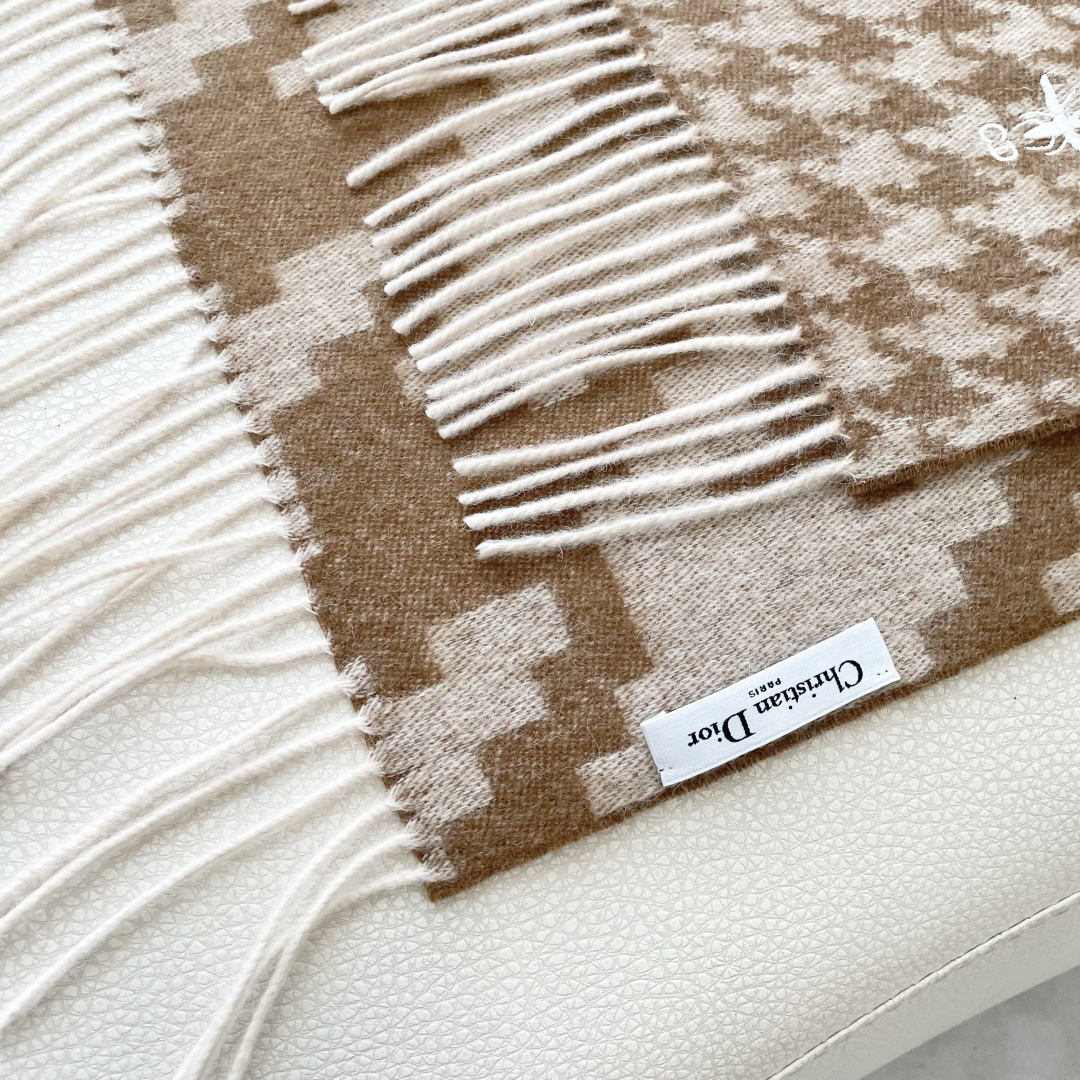 迪奥（Dior）明星同款dd围巾。经典款永远不会过时，而且超百搭。超级好看！！果断自留！精致散须 率真不