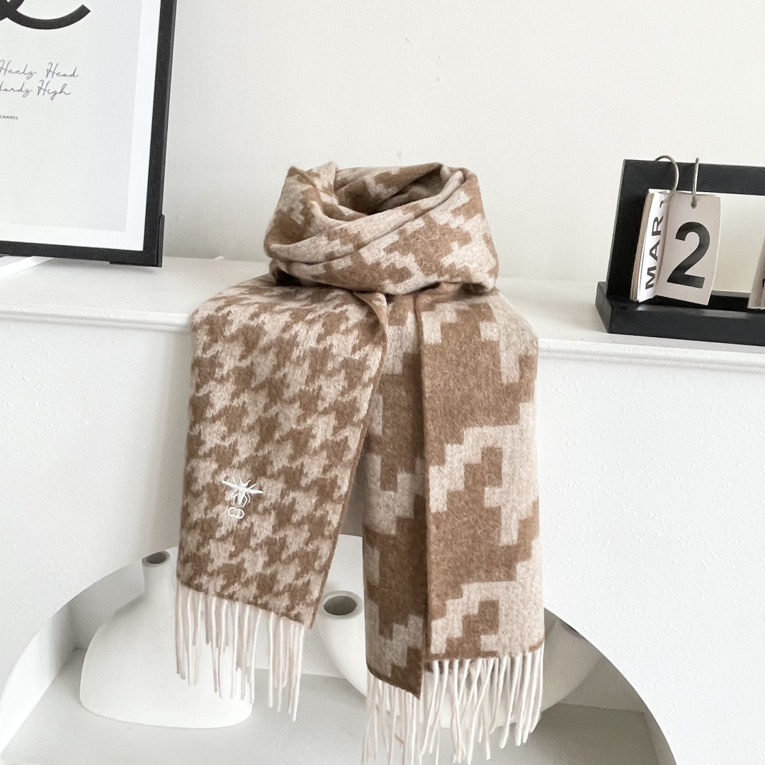 迪奥（Dior）明星同款dd围巾。经典款永远不会过时，而且超百搭。超级好看！！果断自留！精致散须 率真不