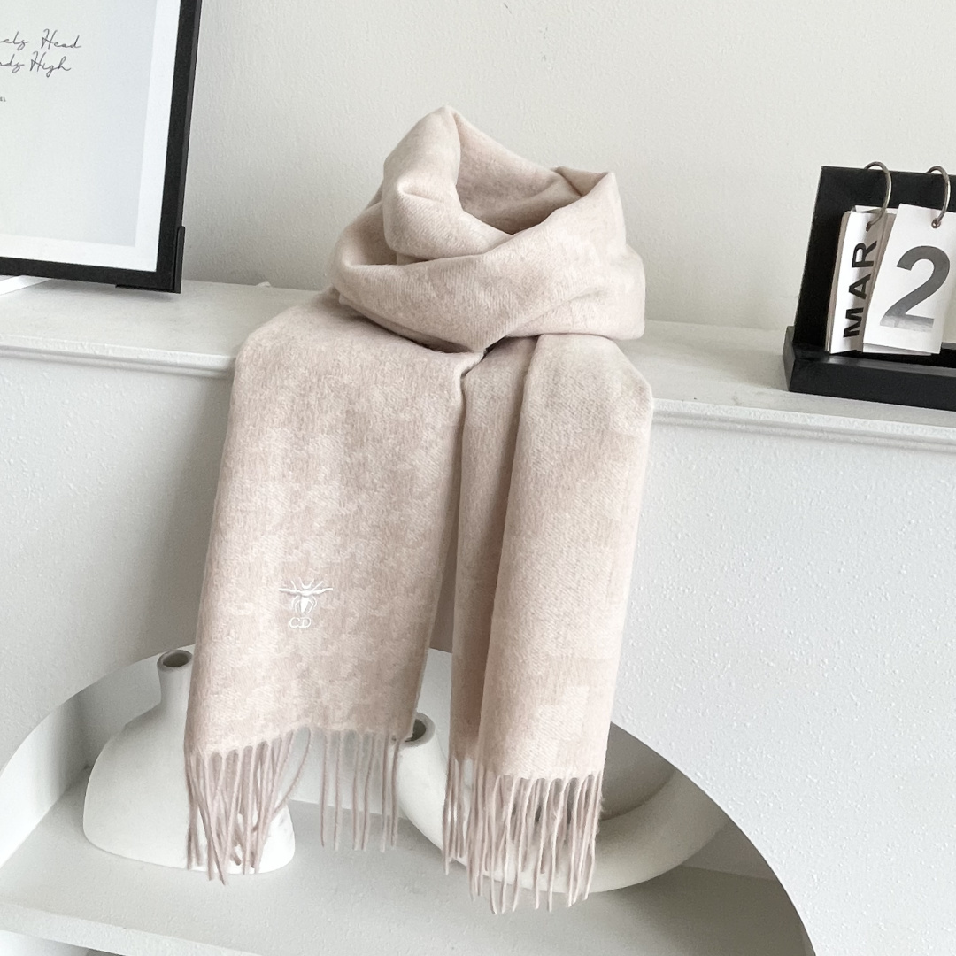 迪奥（Dior）明星同款dd围巾。经典款永远不会过时，而且超百搭。超级好看！！果断自留！精致散须 率真不