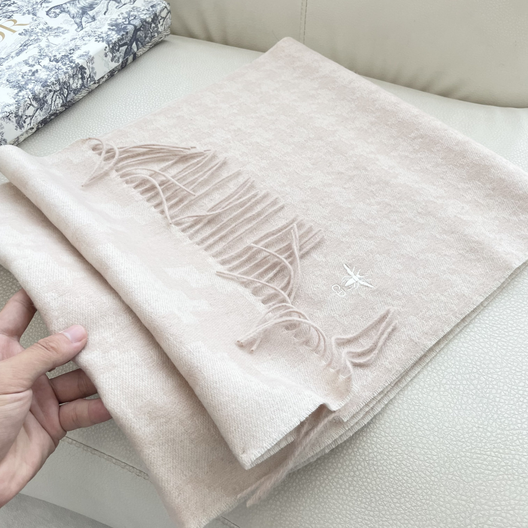 迪奥（Dior）明星同款dd围巾。经典款永远不会过时，而且超百搭。超级好看！！果断自留！精致散须 率真不