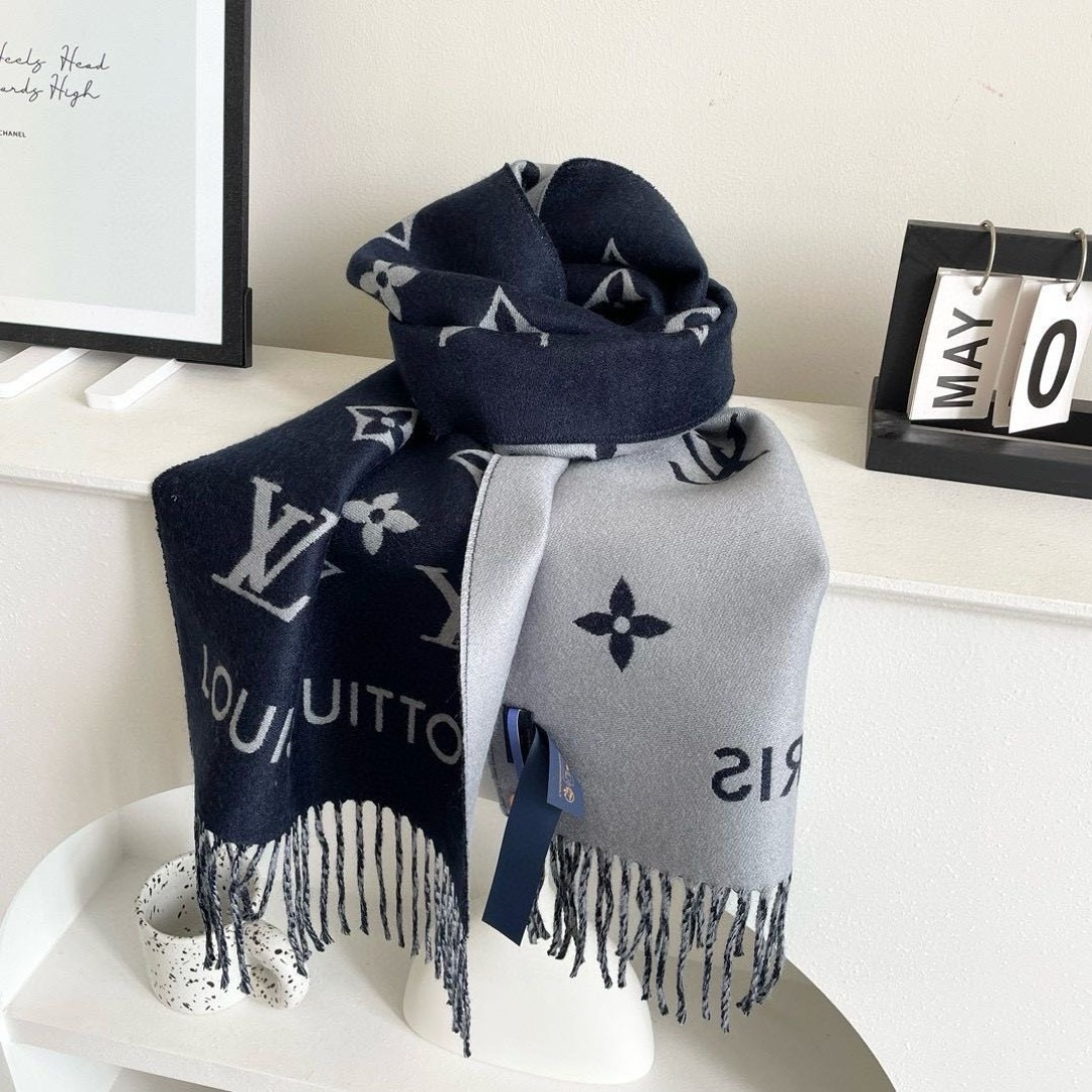 终于出货啦，今年热度最高的嫩粉拼白围巾本款LVEssential围巾聚焦大元素，以Monogram图案和