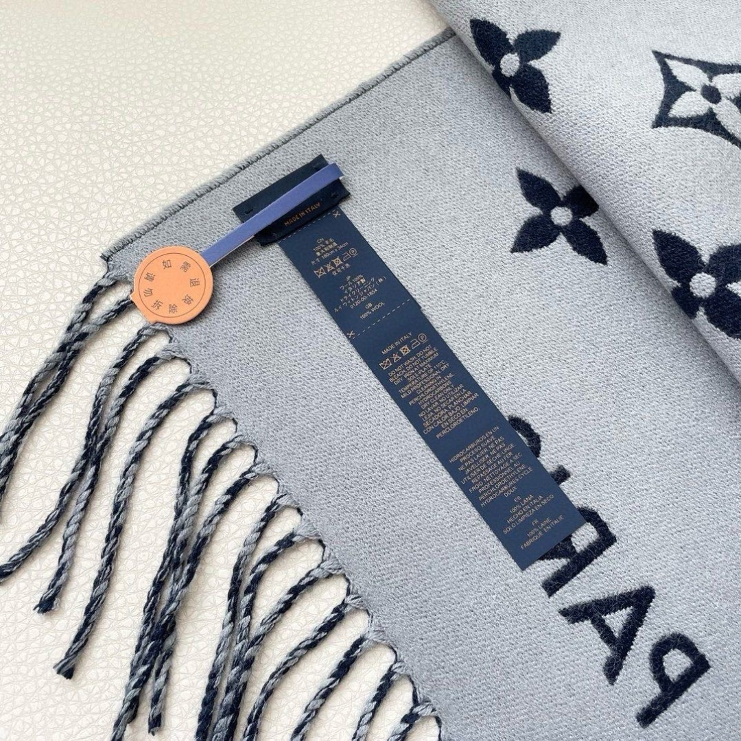 终于出货啦，今年热度最高的嫩粉拼白围巾本款LVEssential围巾聚焦大元素，以Monogram图案和