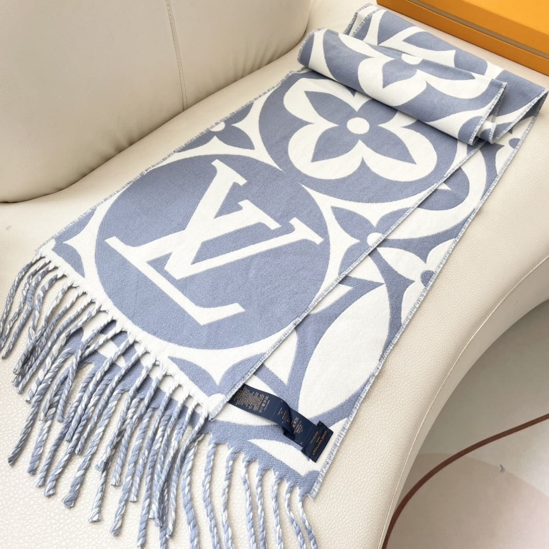 今年热度最高的嫩粉拼白围巾本款LVEssential围巾聚焦大元素，以Monogram图案和路易威登标识