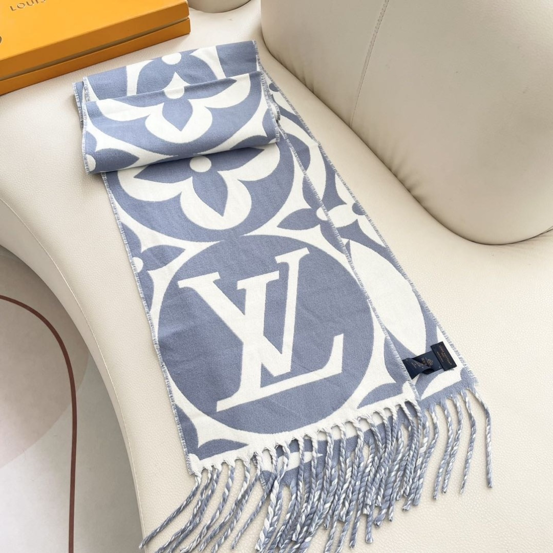 今年热度最高的嫩粉拼白围巾本款LVEssential围巾聚焦大元素，以Monogram图案和路易威登标识