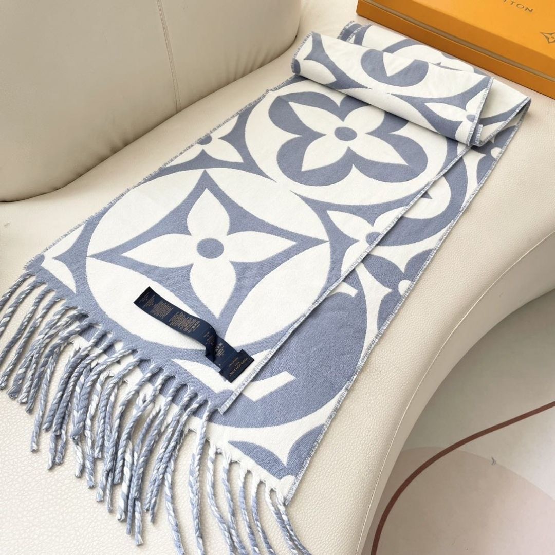 今年热度最高的嫩粉拼白围巾本款LVEssential围巾聚焦大元素，以Monogram图案和路易威登标识